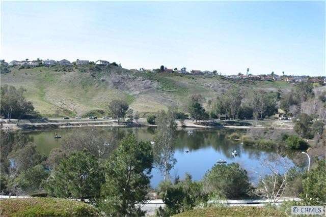 Panoramic Lake Views!