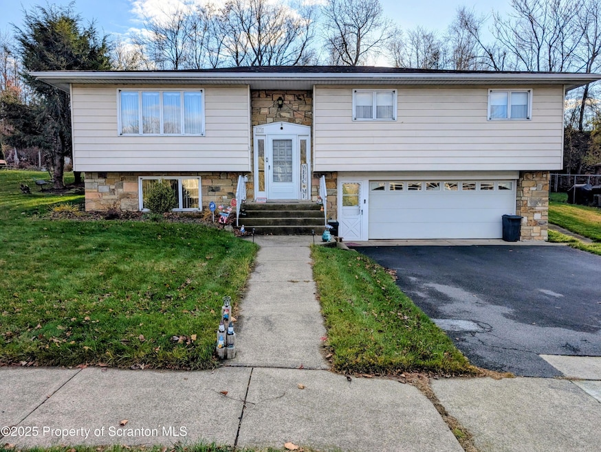 618 Shirley Ln, Dunmore, PA 18512 - photo 1
