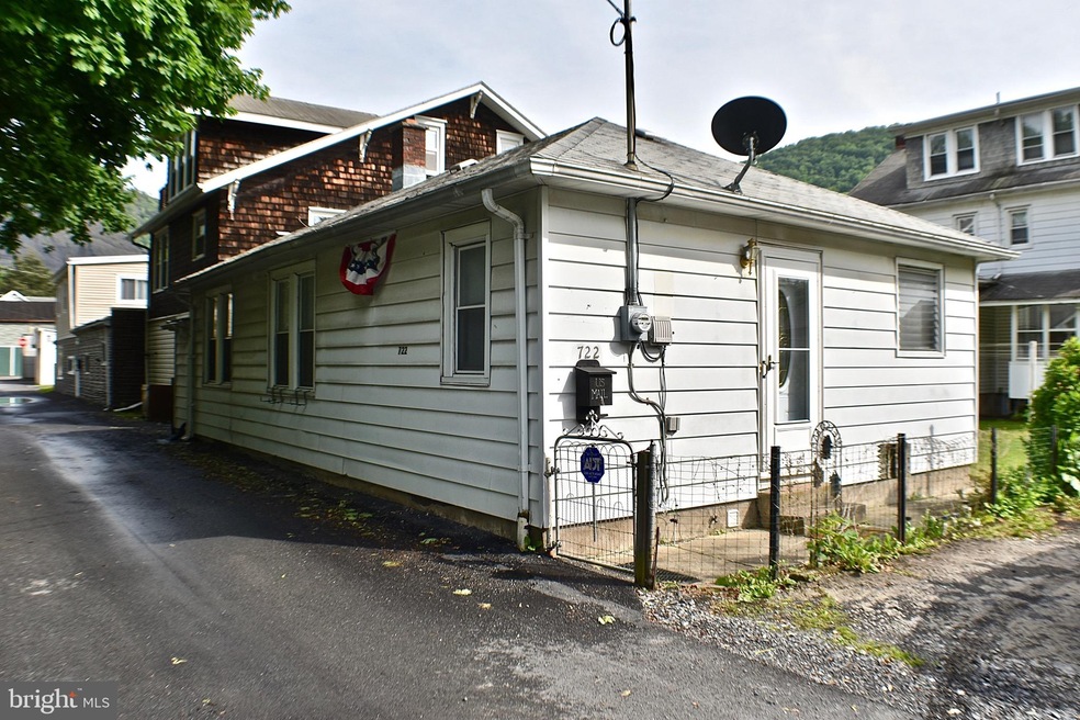 722 Stevens St, Coal Township, PA 17866 - photo 1