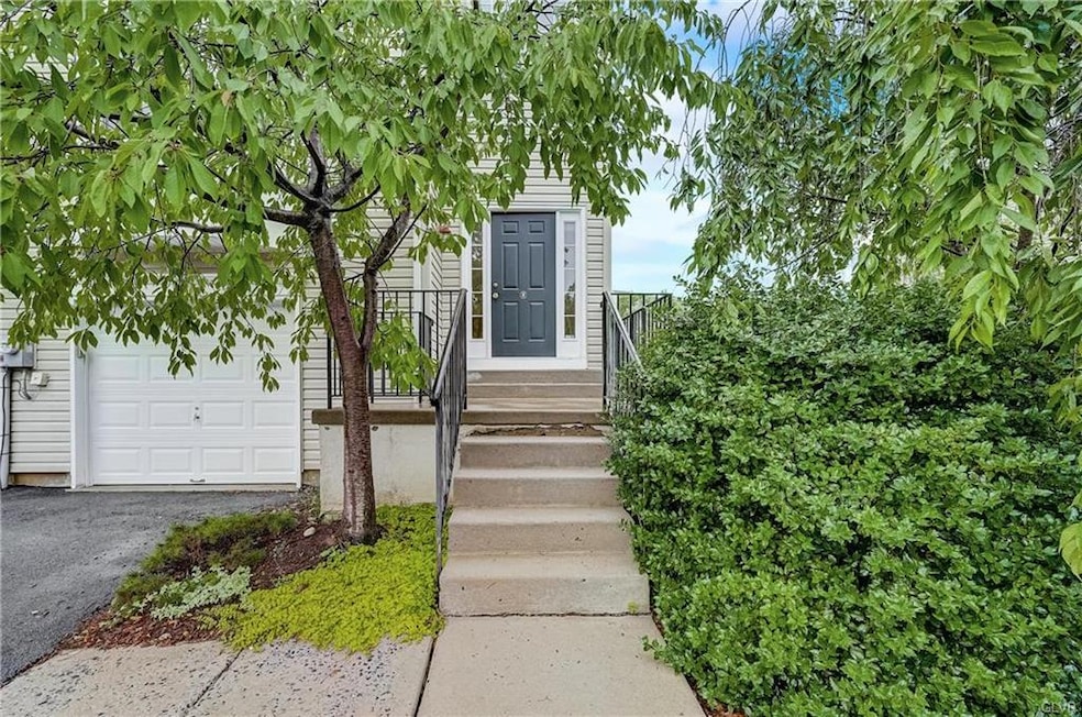 5272 Green Lawn Dr, Macungie, PA 18062 - photo 1