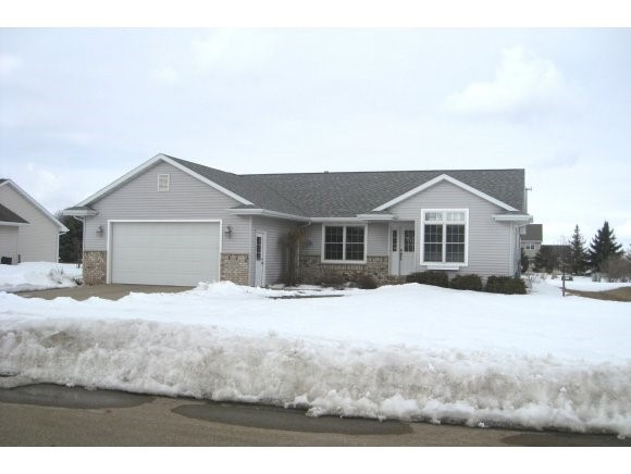 W5836 Sweet Pea Dr, Appleton, WI 54915 - photo 1