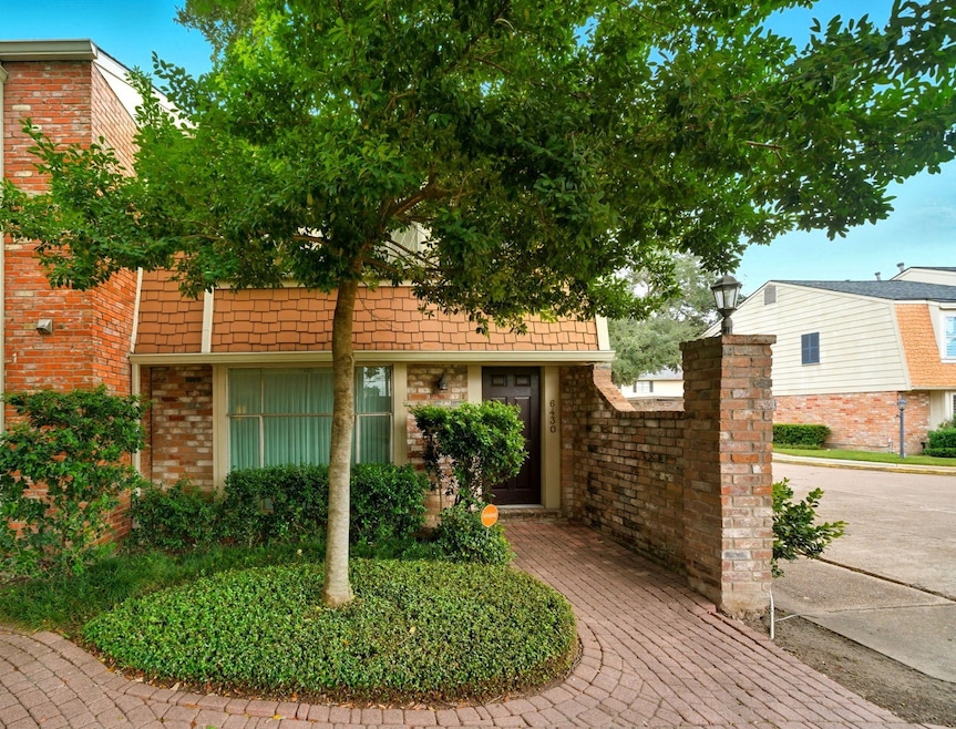 Welcome to this well preserved corner home in the heart of Briarwest T/H