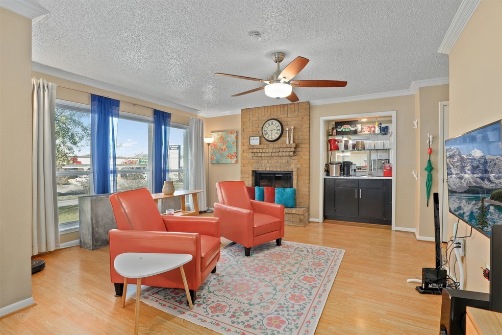 Don't miss! Well maintained two bedroom condo, ton