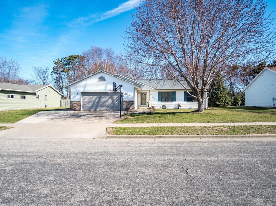 915 Packer Dr, Holmen, WI 54636 - photo 1