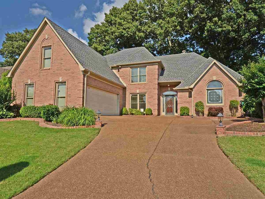 Lovely,one-owner home in the gated community,Mirro