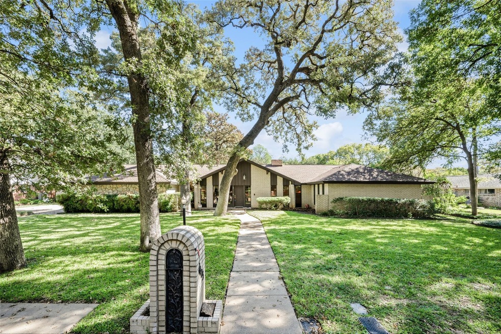 1405 Pebble Creek Dr, Euless, TX 76040 - photo 1