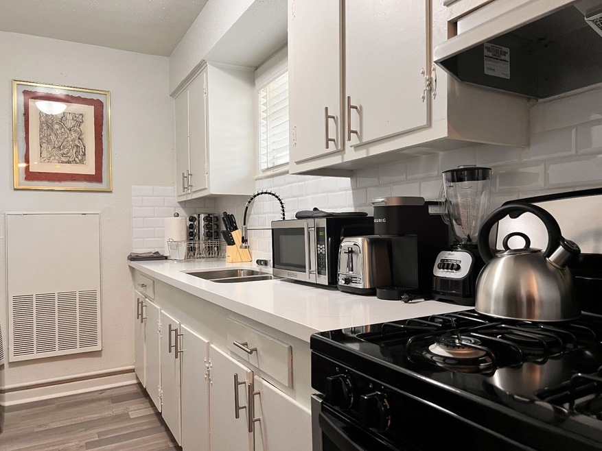 2420 Mcduffie St unit 6, Houston, TX 77019 - photo 1