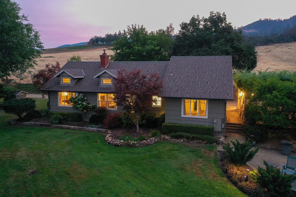 1439 Old Stage Rd, Central Point, OR 97502 - photo 1