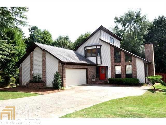 Welcome to 3770 Wimbledon Way!  Very private setti