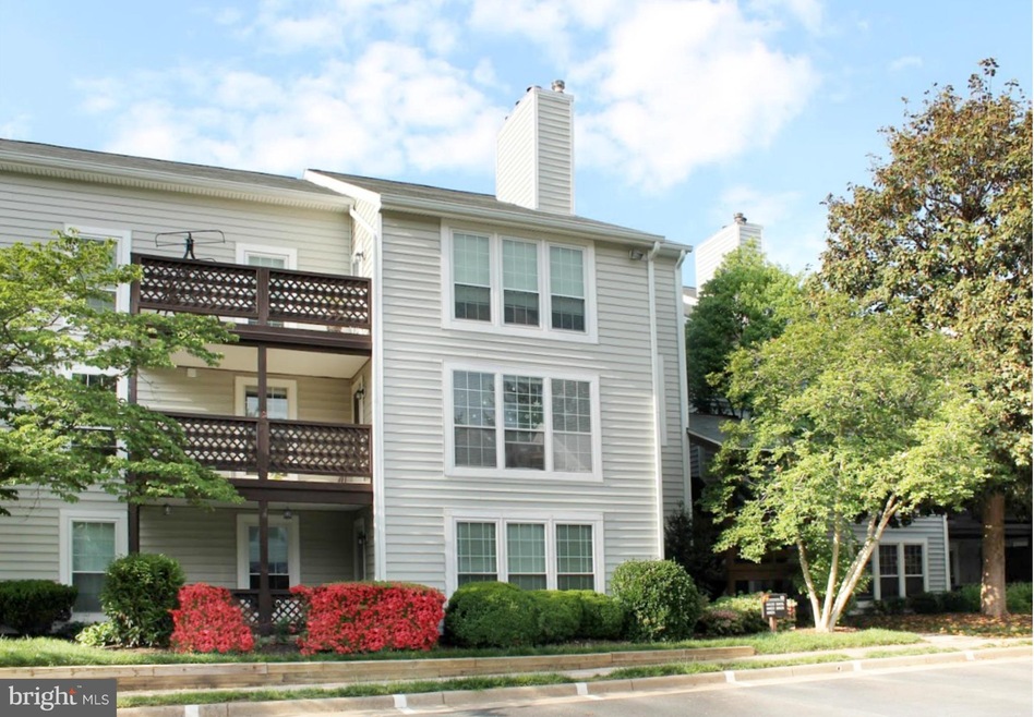 10020 Oakton Terrace Rd unit 10020, Oakton, VA 22124 - photo 1