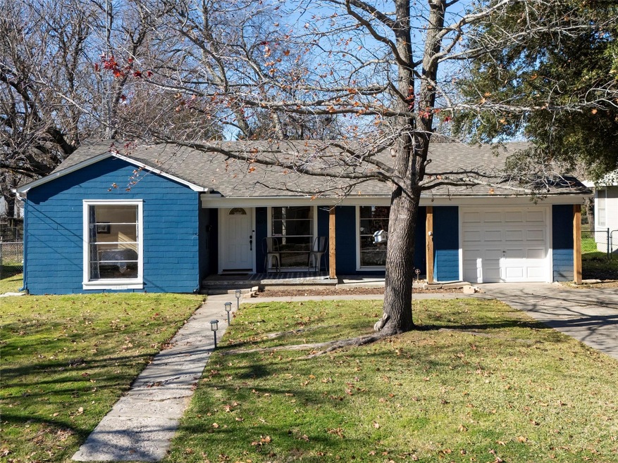 907 Gladney St, Gainesville, TX 76240 - photo 1