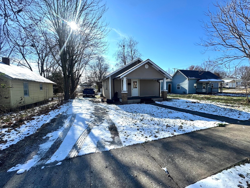 584 W Morgan St, Marshall, MO 65340 - photo 1