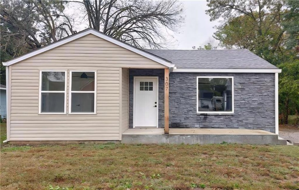 307 S West St, Arma, KS 66712 - photo 1