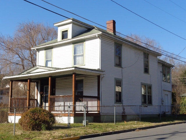 200 West Ridgeway Street Front Right