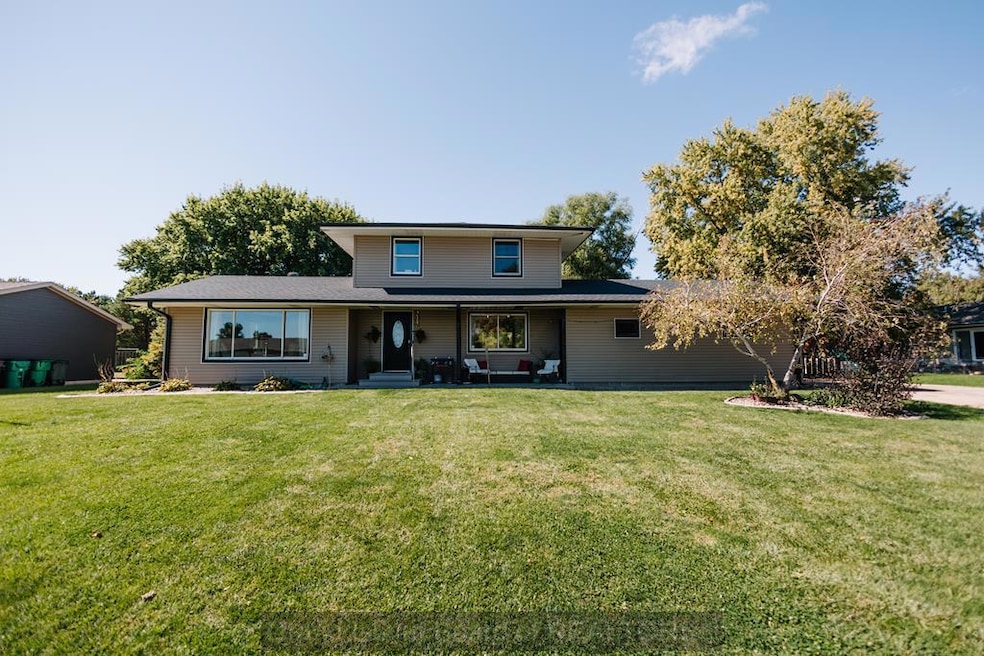 215 S 18th St, Aurora, NE 68818 - photo 1