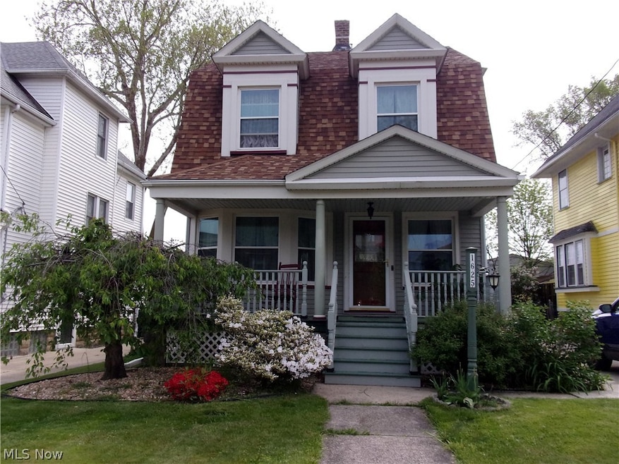 View of front of property featuring a front lawn and covered porch
