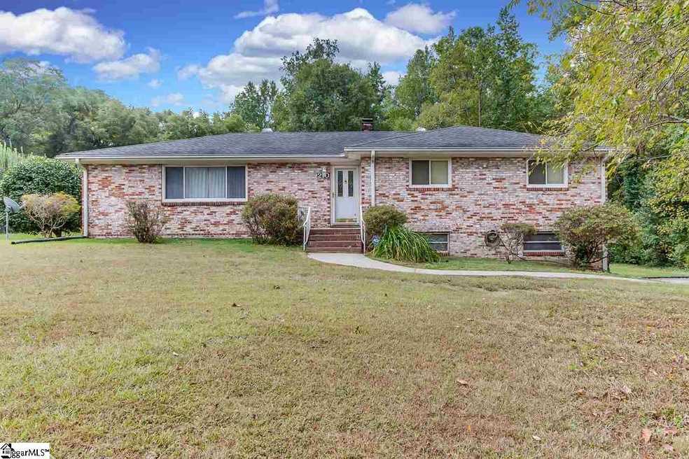 210 Hawthorne Dr, Simpsonville, SC 29680 - photo 1