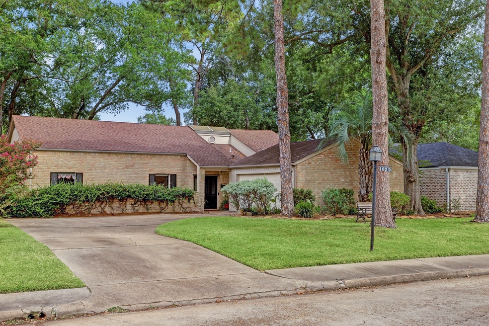 10210 Burgoyne Rd, Houston, TX 77042 - photo 1