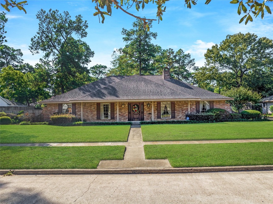 1043 Candlelight Ln, Houston, TX 77018 - photo 1