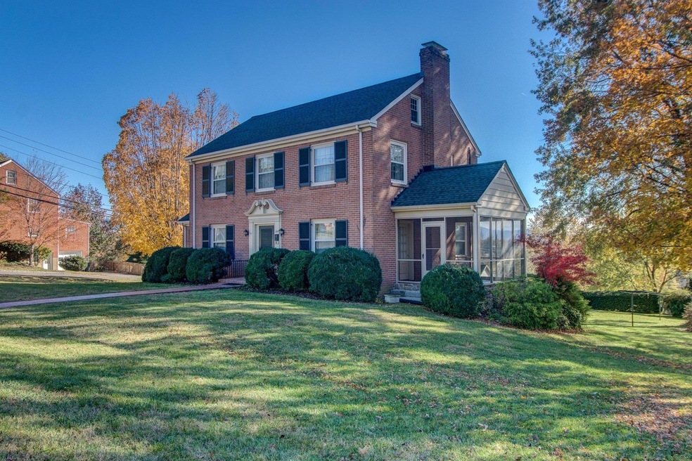 1047- Front view House