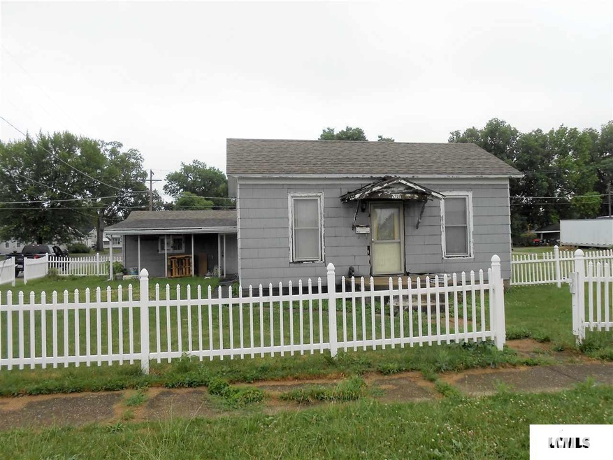 728 N Chicago St, Lincoln, IL 62656 - photo 1