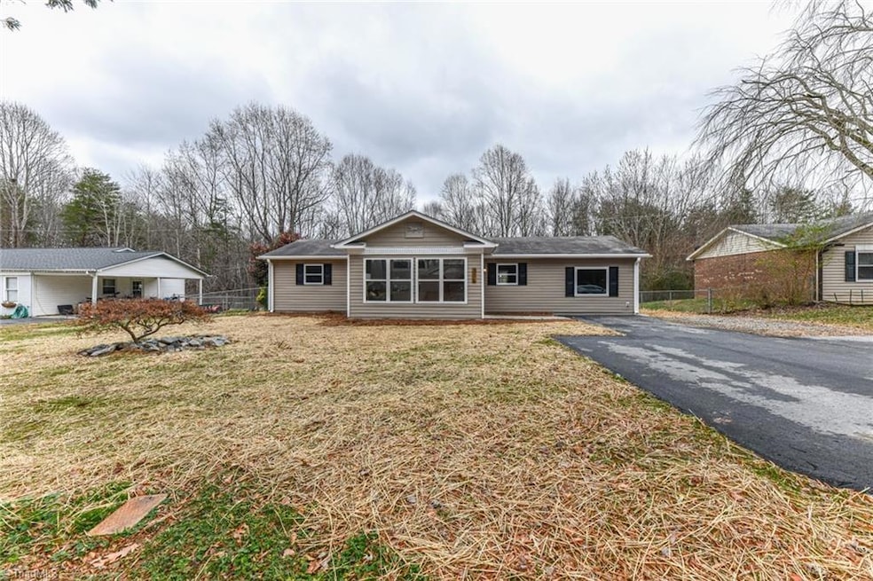 376 Weatherford Dr, King, NC 27021 - photo 1