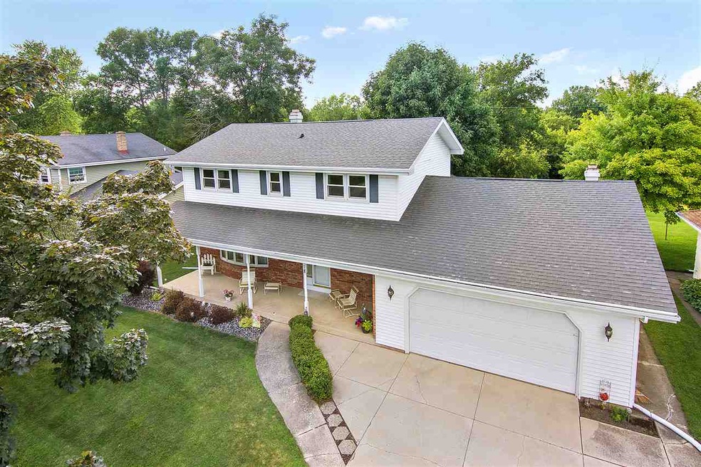 418 Jerelyn Ct, Combined Locks, WI 54113 - photo 1