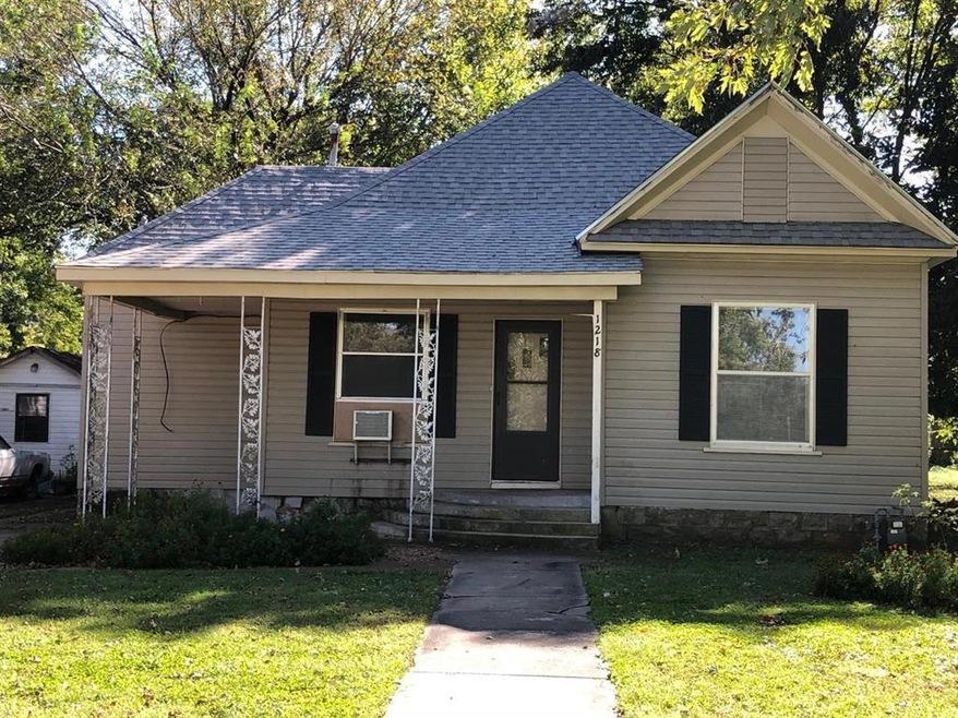 1218 Grand Ave, Parsons, KS 67357 - photo 1