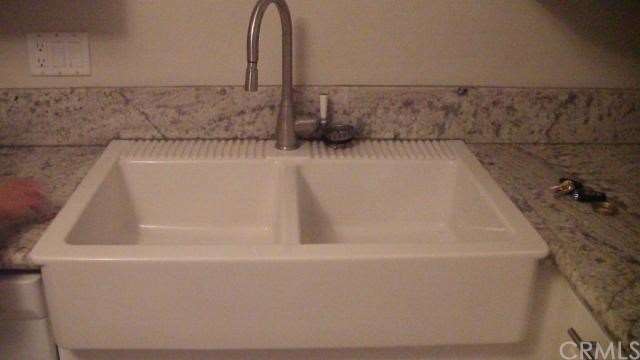Large Farm-style sink.