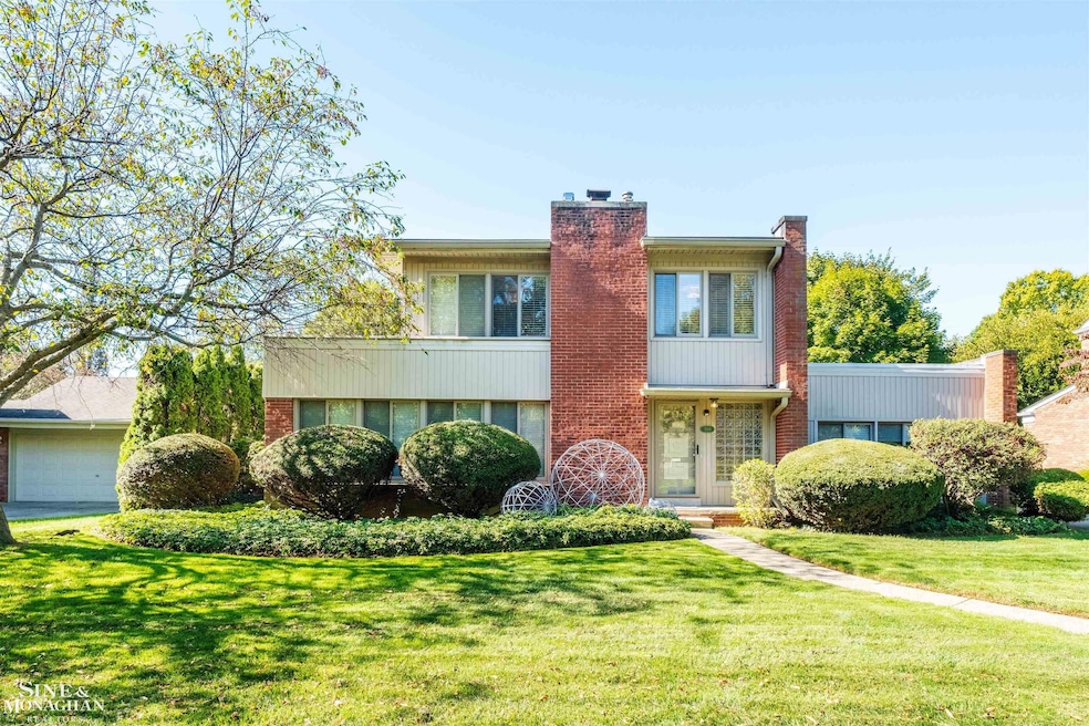 709 Lakepointe St, Grosse Pointe Park, MI 48230 - photo 1