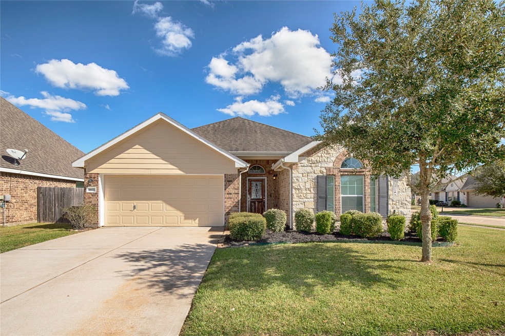 1802 Winding Trail Ln, Alvin, TX 77511 - photo 1