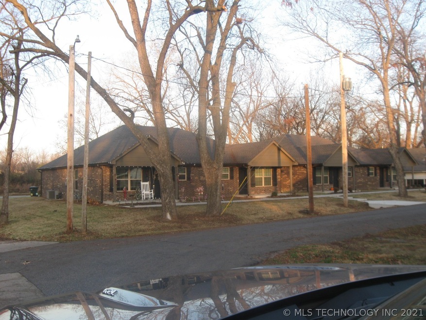 421 N Cherokee Ave, Claremore, OK 74017 - photo 1