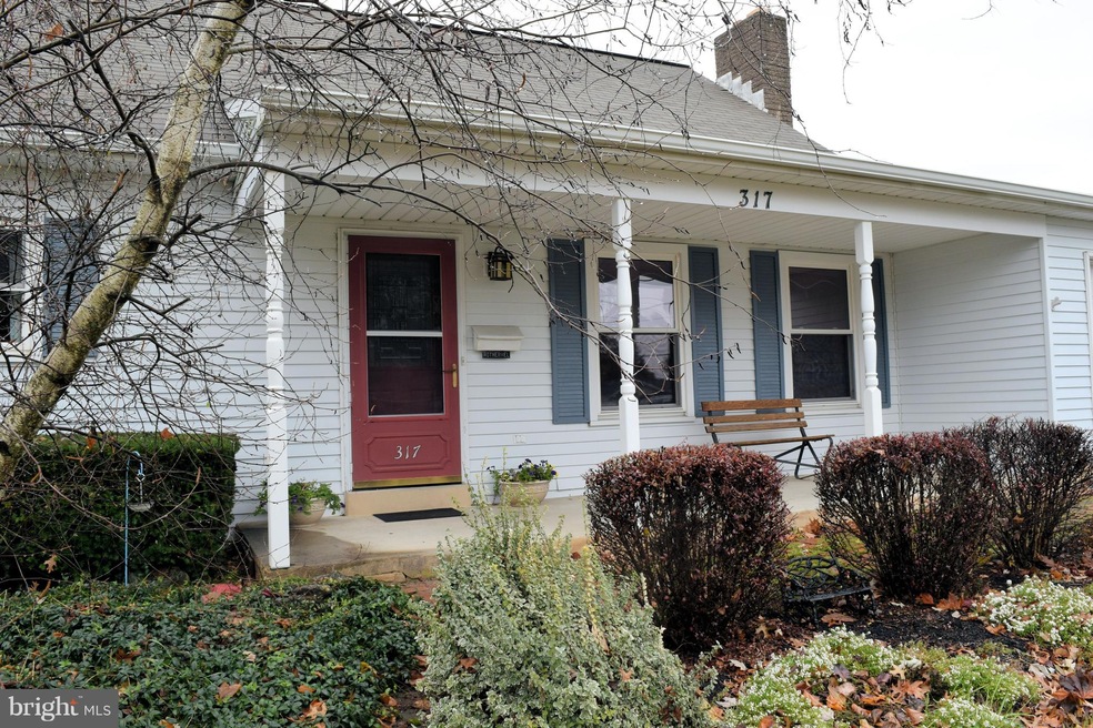 317 E Hemlock St, Palmyra, PA 17078 - photo 1