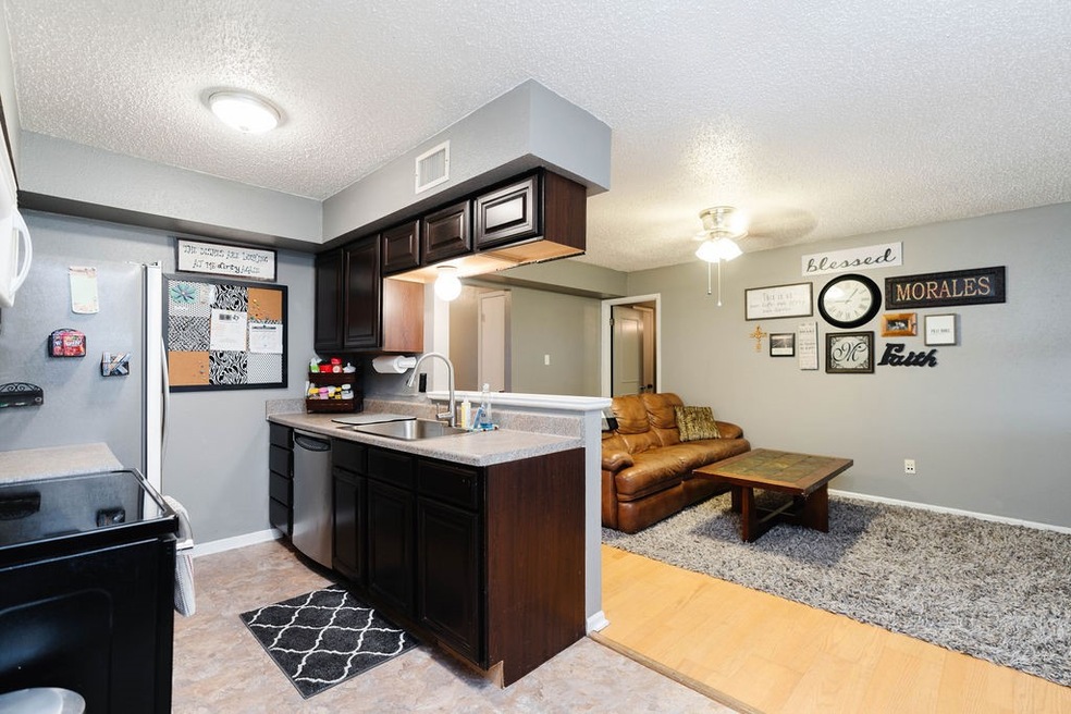 419 N 9th St, Beasley, TX 77417 - photo 1