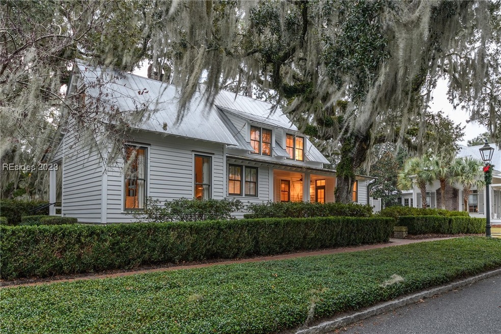 View of front of property featuring a front yard