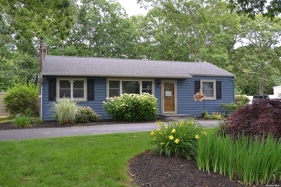 569 Spruce Ave, Sayville, NY 11782 - photo 1