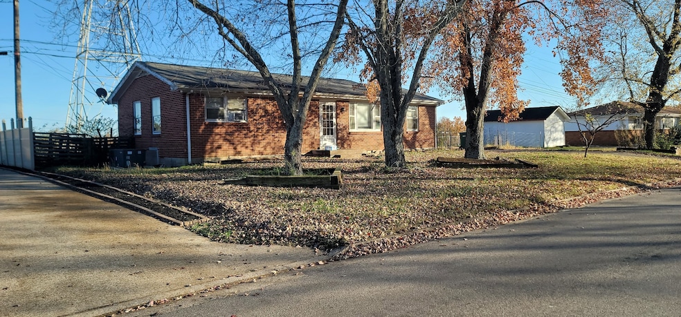 829 Glendale Dr, Clarksville, TN 37043 - photo 1