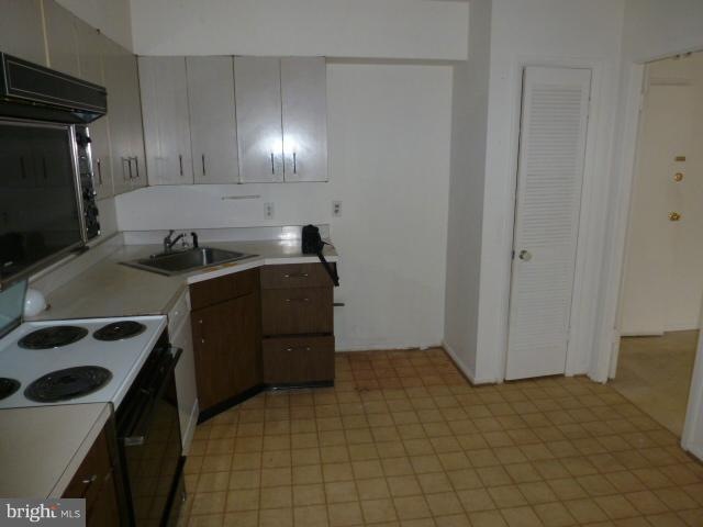 3737 Clarks Ln unit 406, Baltimore, MD 21215 - photo 1