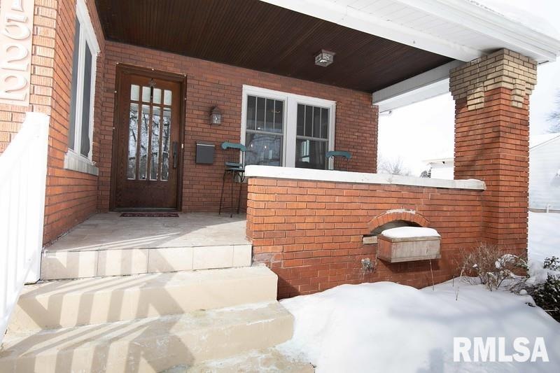 1522 Cedar St, Davenport, IA 52804 - photo 1