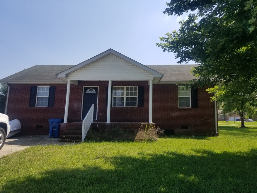 423 Brook Hollow Cir, Manchester, TN 37355 - photo 1