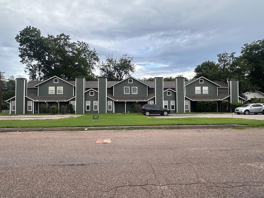 View of front facade with a front lawn