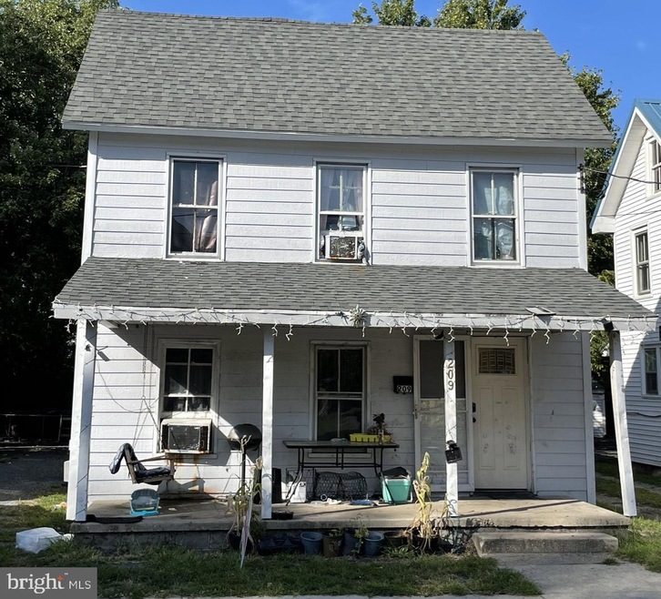 209 W 7th St, Laurel, DE 19956 - photo 1
