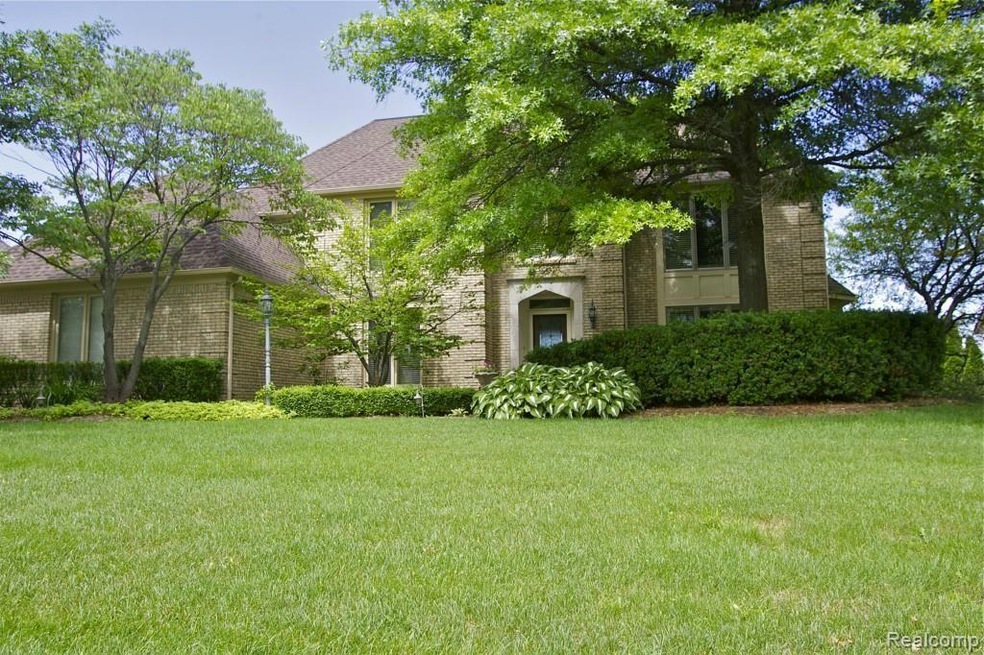 4811 Riverchase Dr, Troy, MI 48098 - photo 1