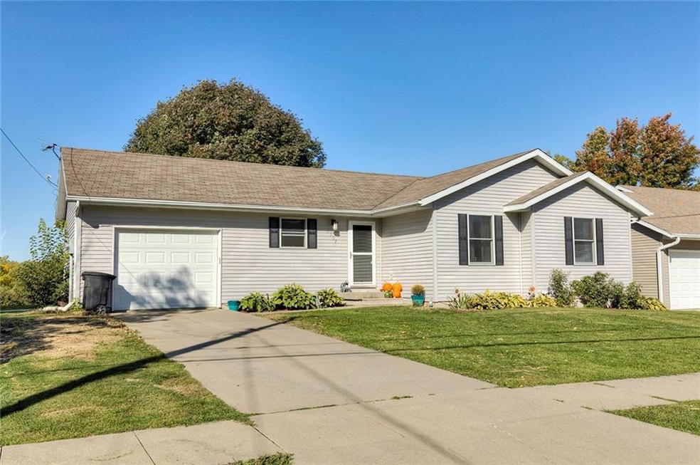 1007 E 8th St S, Newton, IA 50208 - photo 1