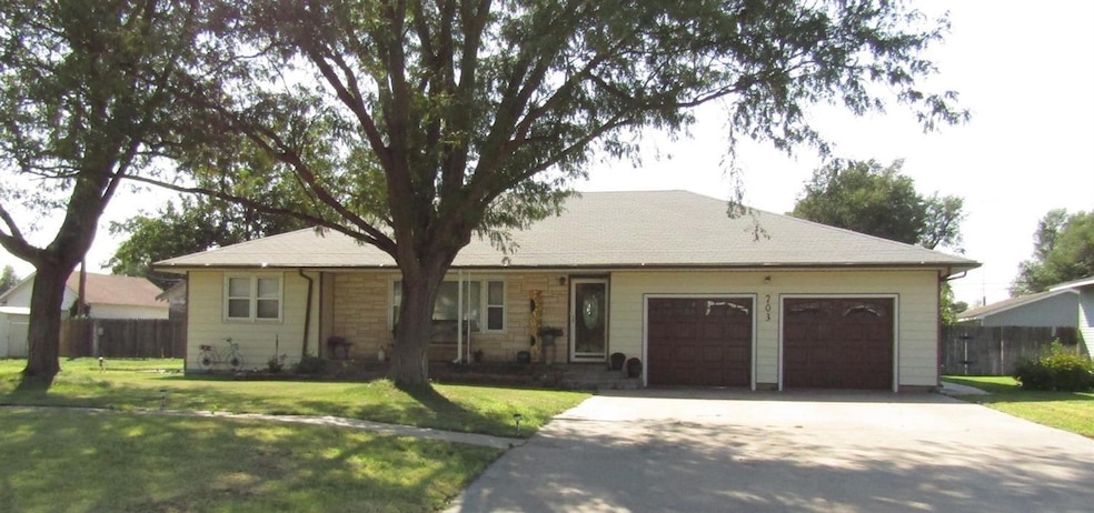 703 S Jefferson St, Hugoton, KS 67951 - photo 1