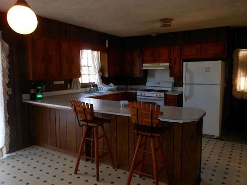 Kitchen. Comfortable bar....