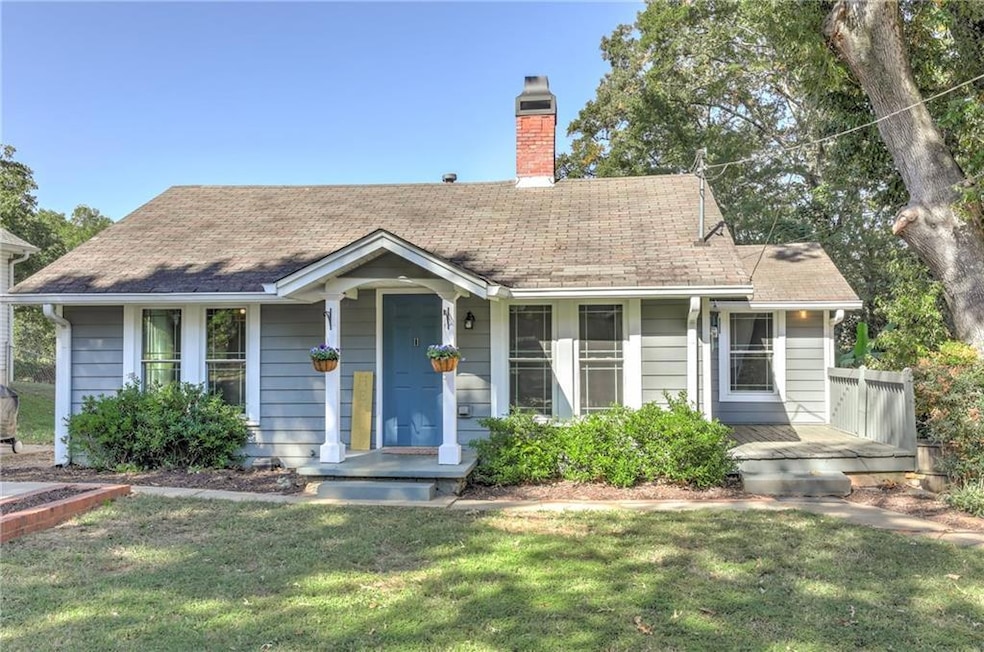 Bungalow featuring a front yard