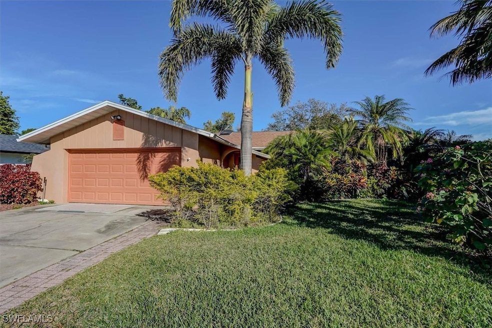 View of front of house featuring a garage and a fr