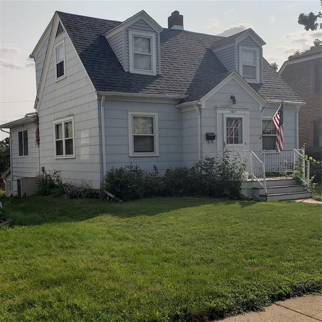 1617 C Ave NW, Cedar Rapids, IA 52405 - photo 1