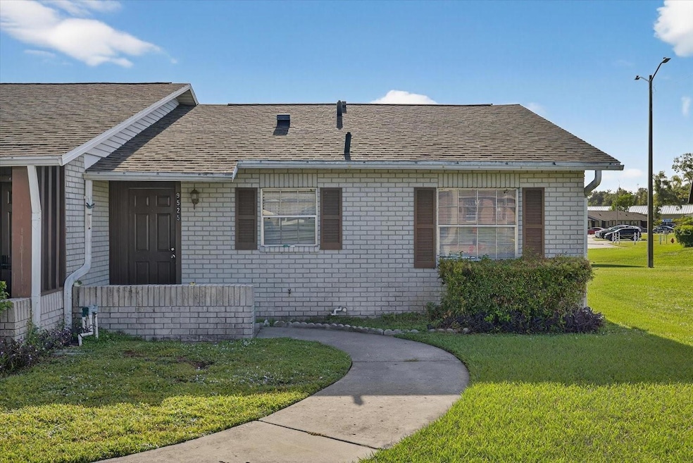 9525 Fieldview Cir, Thonotosassa, FL 33592 - photo 1